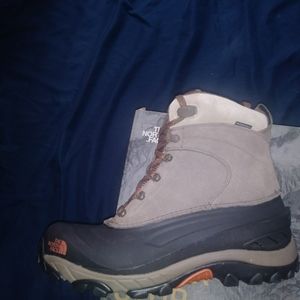 The North Face Chilkat 111 winter boots